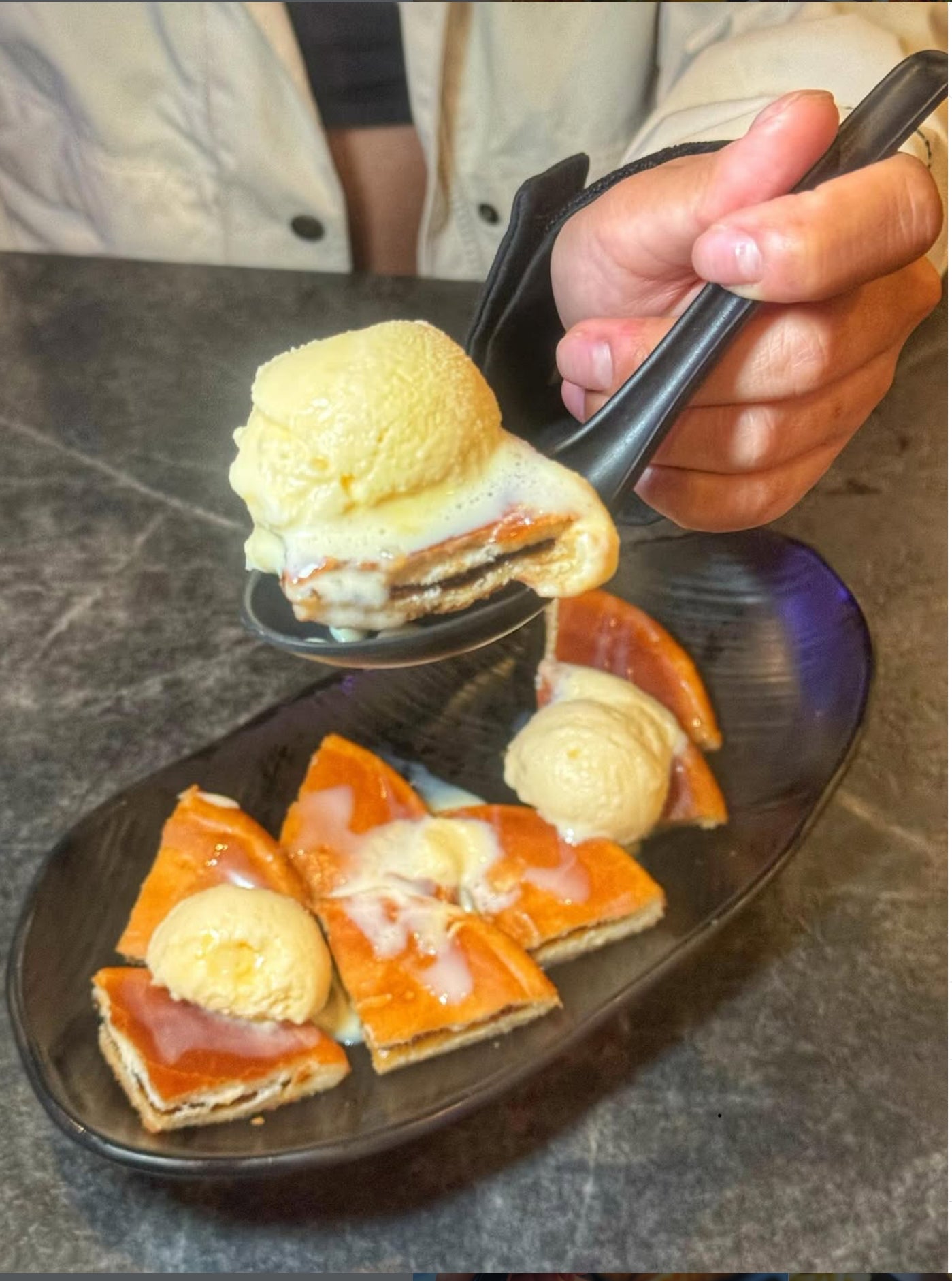 HODDUKK WITH ICE CREAM